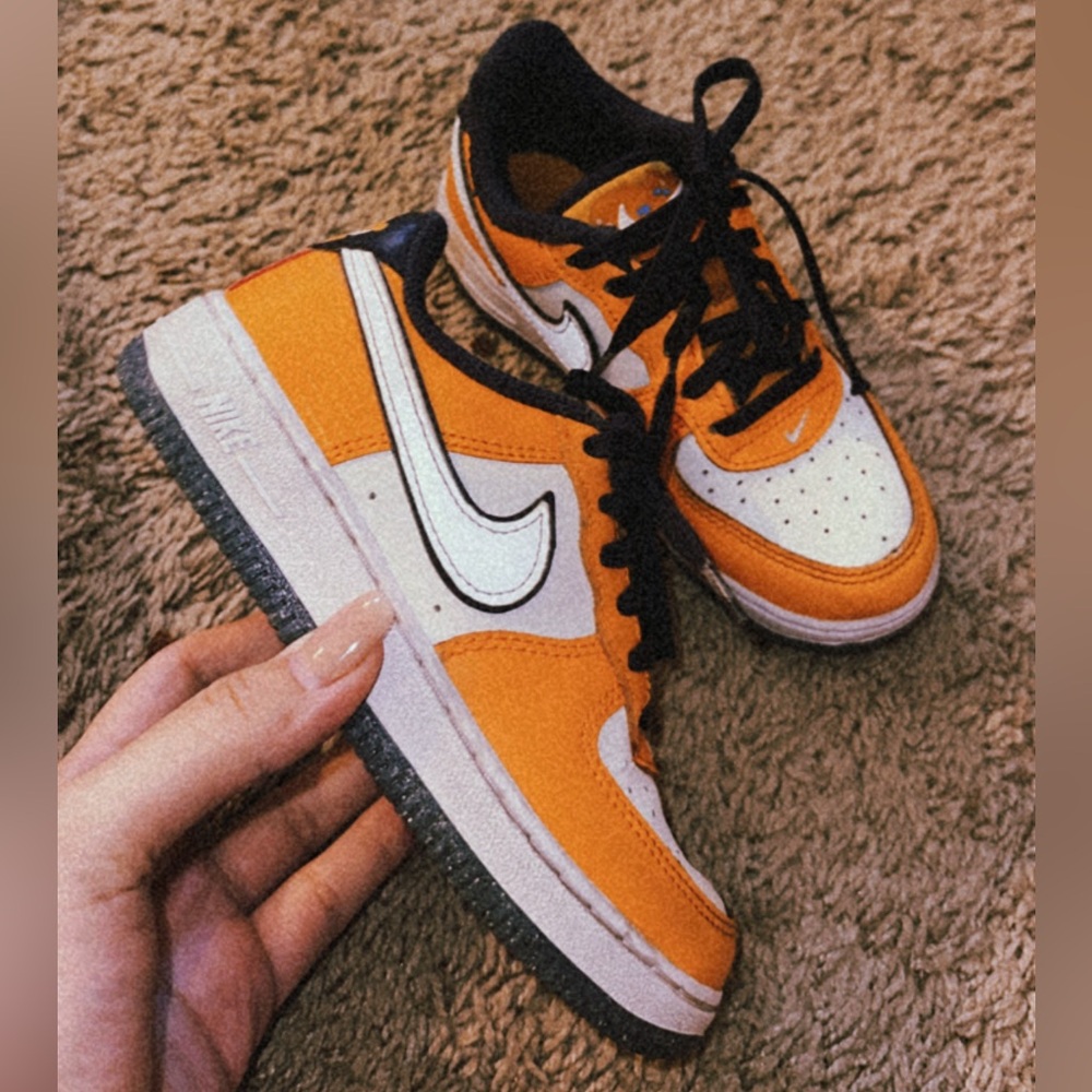 KIDS NIKE FORCE 1 LOW SE SNEAKERS 🐟